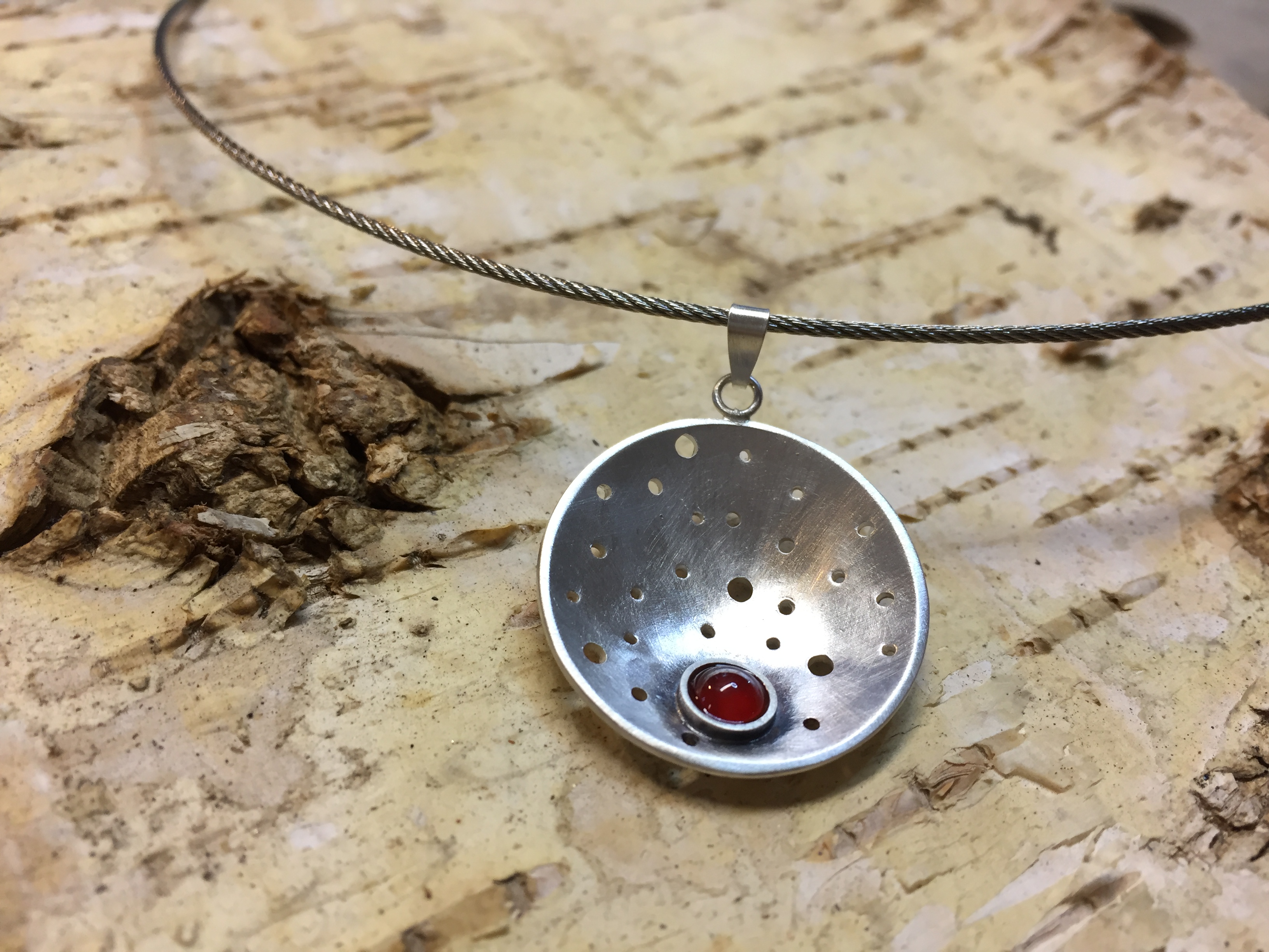 Silberanhänger mit Karneol