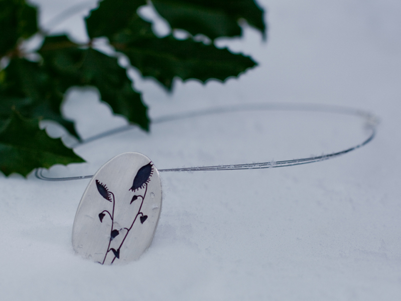 „Wintersonnenblume“  Anhänger mit Wintersonnenblume  Herstellungsart: ausgesägt, aufgelötet, geschwärzt